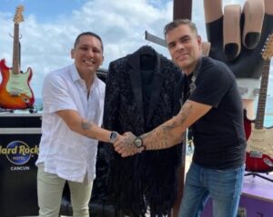 Edwin Luna de La Trakalosa de Monterrey se une a la colección de Hard Rock Hotels con una pieza única