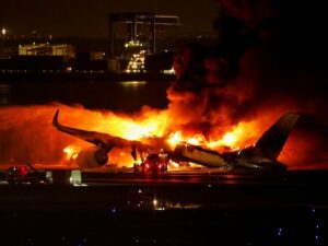 Choque entre aviones de la guardia costera y Japan Airlines