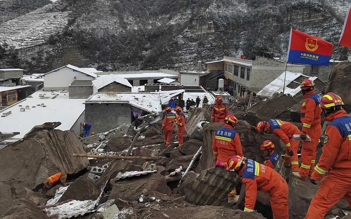 Derrumbe sepulta a más de 40 personas en China