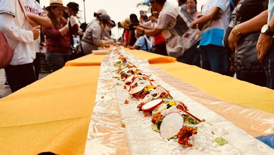 Cuernavaca cocina el taco acorazado más grande del mundo