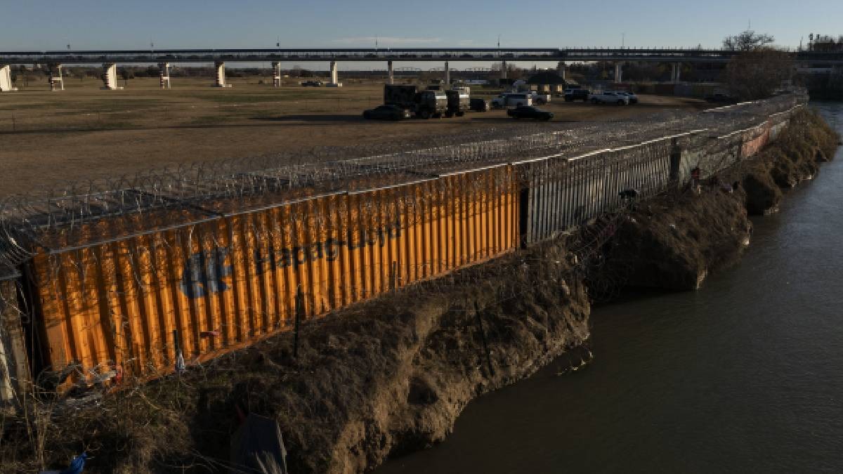 Aumenta tensión entre Biden y Abott por control de la frontera con México