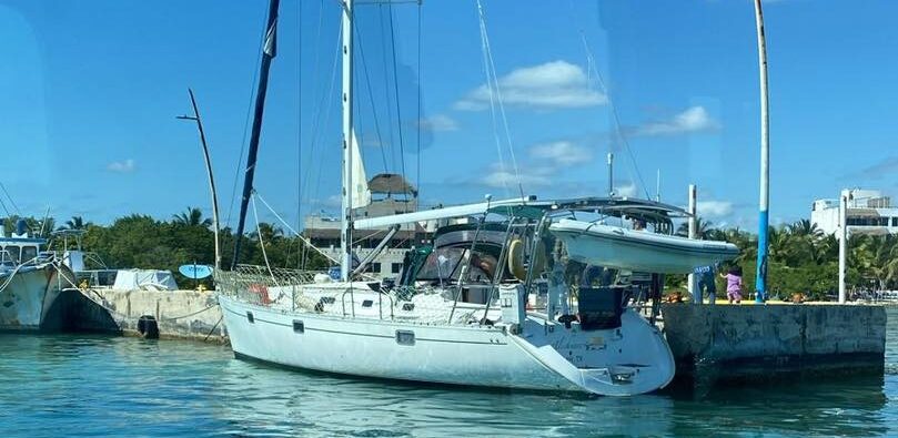 Marina auxilia a extranjeros en alta mar