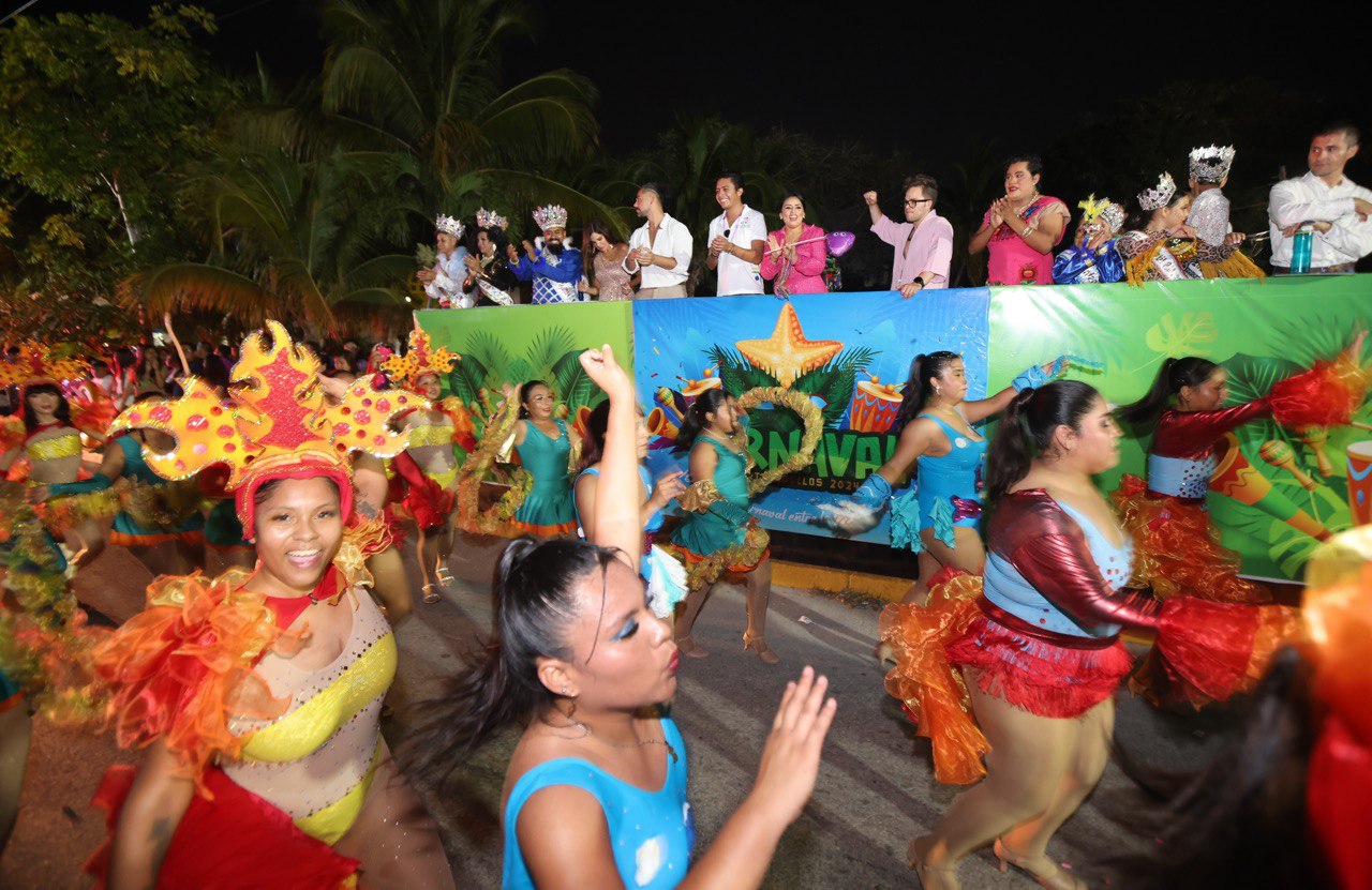 Multitudinaria noche de Carnaval de Puerto Morelos con la presentación de la Original Banda Limón