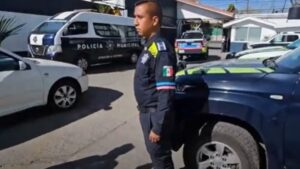 Policías de Puebla se visten de héroes; evitan que ciudadanos atenten contra su vida