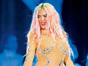 Karol G se cura con rumba; 80 mil fans llenan primera fecha de la "Bichota".