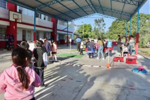 Estudiantes de Puerto Morelos aprenden medidas de seguridad vial