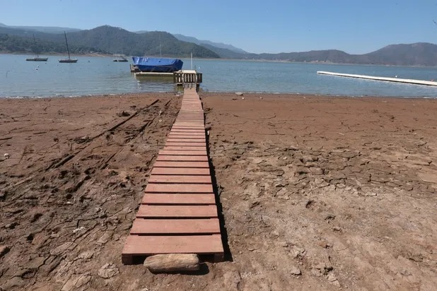 La presa Valle de Bravo en su nivel más bajo; repleta de aguas negras