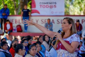 Lleva Mara Lezama esperanza y apoyos a la zona Maya con entrega de tarjetas “Comemos Tod@s”