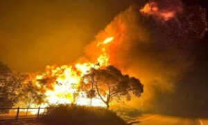 Evacúan a miles de personas en Australia por devastador incendio