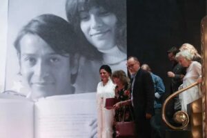 Dan último adiós al ‘Jefe’ José Agustín en el Palacio de Bellas Artes