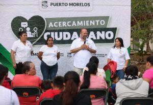 LLEVAN A LA COMUNIDAD DE DELIRIOS EL PROGRAMA “ACERCAMIENTO CIUDADANO” *Señala José de Jesús Espinosa Payán, secretario general del Ayuntamiento, que la actual administración municipal mantiene entre sus compromisos trabajar para acortar brechas de desigualdad y mantener apoyo constante a quienes viven en situación vulnerable Delirios, Puerto Morelos, Quintana Roo, 26 de febrero de 2024.— José de Jesús Espinosa Payán, secretario general del Ayuntamiento, señaló hoy que la actual administración municipal mantiene entre sus principales compromisos el trabajo constante para acortar brechas de desigualdad y mantener el apoyo a quienes viven en situación vulnerable. Por eso mantenemos programas como el de Acercamiento Ciudadano, con el cual tienen acceso a diversos servicios y apoyos que entrega el Ayuntamiento sin necesidad de desplazarse hasta la cabecera municipal o la Delegación Leona Vicario, comentó. Invitamos a todos los vecinos de esta subdelegación para que aprovechen los servicios que traemos para ustedes en coordinación con la Secretaría de Desarrollo Social del municipio, continuó. En el Acercamiento Ciudadano participaron dependencias como el Instituto Municipal de la Mujer, con cortes de cabello; Dirección del Programa Presidente en tu Colonia; Registro Civil; Dirección de Salud, con consultas médicas; Sindicato de Trabajadores de Leona Vicario, con manualidades; Programas Federales; Dirección de Bienestar Animal, con vacunas y desparasitantes para las mascotas y la Secretaría de Desarrollo Social, con productos de la canasta básica. Espinosa Payán, quien explicó que los servicios estarían a disposición de los vecinos hasta el mediodía, estuvo acompañado por Alma Leonor Cruz García, secretaria municipal de Desarrollo Social; Ana Luis Betancourt, directora de Desarrollo Social y Gelmy Heredia Cauich, subdelegada en Delirios.