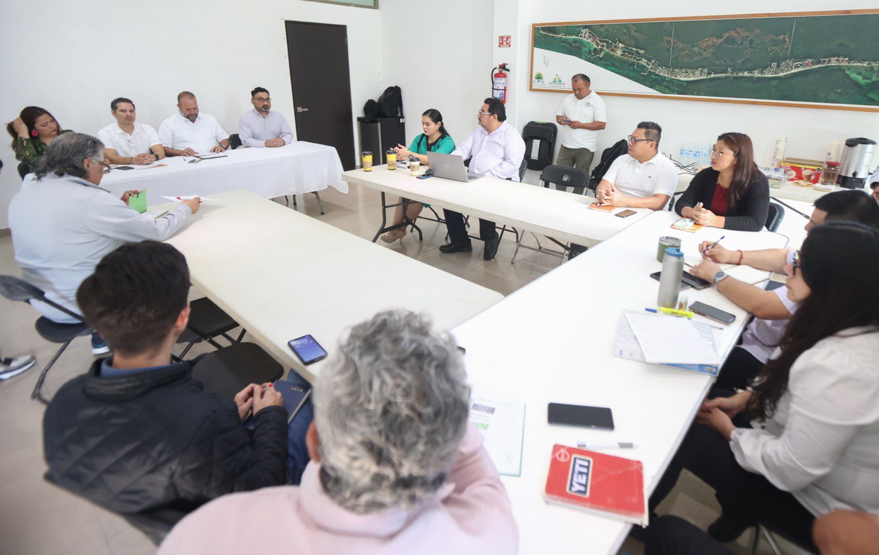 Capatican a servidores públicos de Puerto Morelos