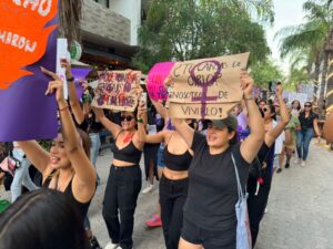 Marchan 3 mil mujeres en Playa del Carmen contra femenicidios