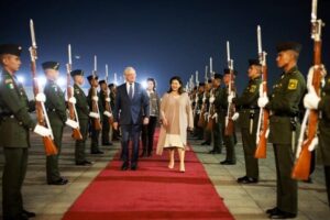 Los Reyes de Suecia, Carlos XVI Gustavo y Silvia, arribaron a México la noche del lunes 11 de marzo, dando inicio a una Visita de Estado que busca fortalecer los lazos económicos y políticos entre ambas naciones. Su Majestades fueron recibidos con honores por parte del ejército mexicano, así como por la subsecretaria de Relaciones Exteriores y el embajador de México en Suecia. El martes 12 de marzo, los Reyes serán recibidos por el presidente Andrés Manuel López Obrador y su esposa Beatriz Gutiérrez Müller en Palacio Nacional. El miércoles 13, el Rey Carlos inaugurará el Foro Empresarial México-Suecia, donde se discutirán temas como telecomunicaciones, salud y minería sustentable. La Reina Silvia, por su parte, visitará la UNAM. Ambos monarcas asistirán a una presentación del Ballet Folklórico en el Palacio de Bellas Artes. Los Reyes también visitarán el estado de Yucatán, donde realizarán un viaje a bordo del Tren Maya hacia la ciudad de Uxmal. Esta es la tercera Visita de Estado de un monarca sueco a México, después de las realizadas en 1982 y 2002.