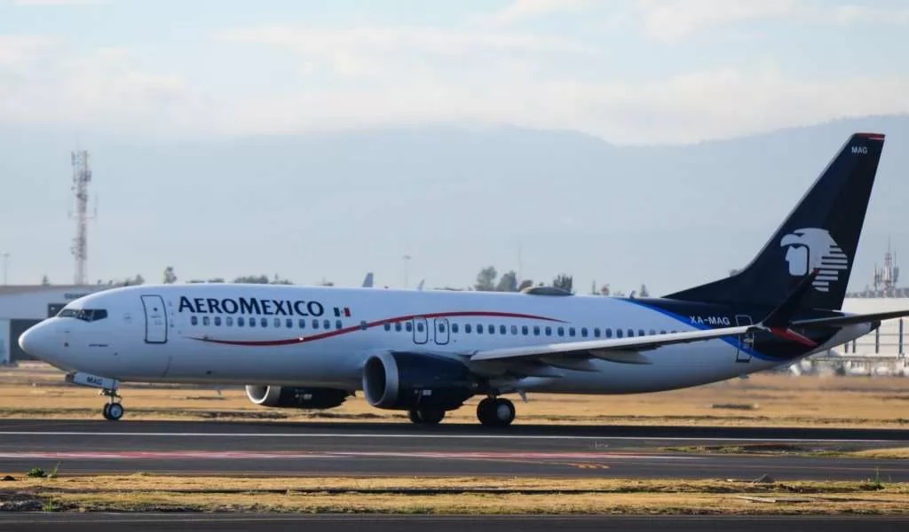 Dan vuelos gratis a bebé que nació en avión de Aeroméxico