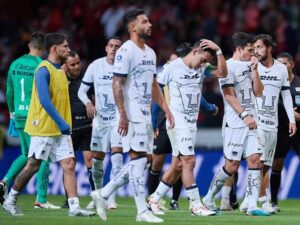 Aficionados de Toluca se burlan de Pumas con peluches de 'Hello Kitty'