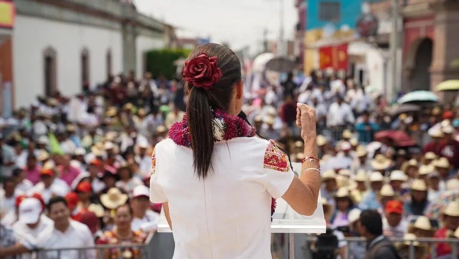 Sheinbaum estima tres años para cobertura total de beca para estudiantes