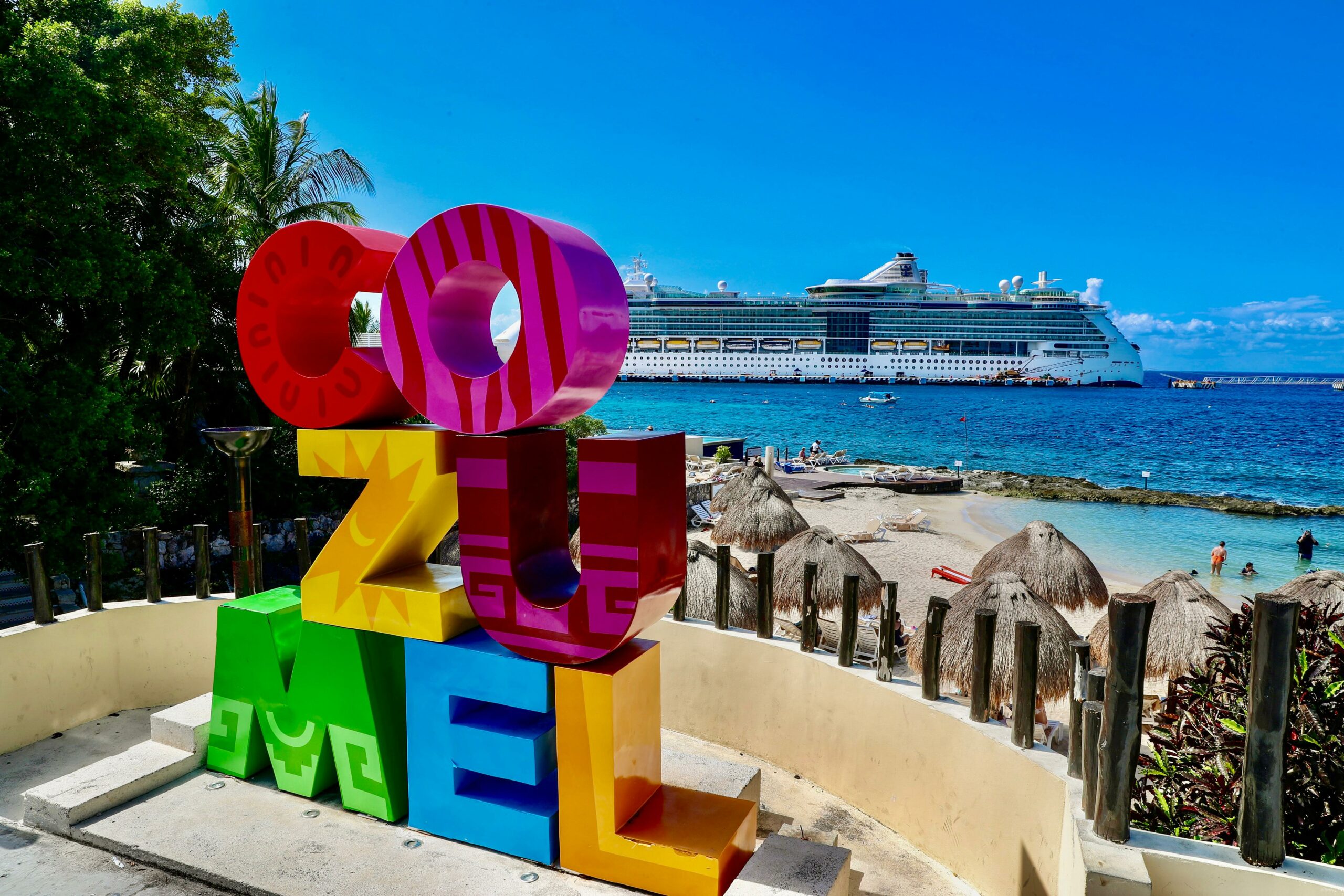 -Desde el inicio del 2024 Cozumel ha registrado muy buenas cifras en ocupación hotelera, vuelos y llegada de cruceristas Cozumel.- La isla más grande del Caribe Mexicano es de las favoritas para el turismo nacional y extranjero, que ha recibido a más de 1.6 millones de visitantes a través de cruceros y vía aérea durante los tres primeros meses del año, en los que se ha registrado un incremento con cifras récord en vuelos, llegadas de hoteles flotantes y ocupación hotelera. La gobernadora Mara Lezama Espinosa resaltó la atención que los trabajadores turísticos prestan a quienes visitan los 12 destinos del estado y que, gracias a ello, regresan al sentirse atendidos como en casa. “Tenemos cifras, muy buenas cifras en todo el estado y en Cozumel, por supuesto, se refrenda la confianza de nuestros visitantes, crece el turismo de pernocta, aumenta la ocupación hotelera y esto se refleja en los bolsillos de la gente”, dijo. Durante los meses de enero y febrero, en el Aeropuerto Internacional de Cozumel, recientemente nombrado Pueblo Mágico, se ha recibido a 155 mil 651 pasajeros vía aérea, lo que representaría un 39.70 % más que en el 2019 y un 33% de incremento con respecto al 2023, de acuerdo con ASUR. La conectividad internacional se mantiene con nueve ciudades de Estados Unidos y dos de Canadá, en tanto que la nacional con las principales Ciudad de México, Monterrey y Guadalajara. Gracias a la preferencia, la ocupación hotelera se ha mantenido durante enero, febrero y marzo con un promedio de 85 por ciento, alcanzando un pico del 89.10 por ciento el jueves 28 de marzo durante la Semana Santa. En cuanto a cruceros, de acuerdo a la Administración Portuaria Integral (APIQROO) en los tres primeros meses del año han arribado a la isla 425 cruceros con 1 millón 456 mil 724 pasajeros lo que representa un incremento del 18 por ciento comparado con el 2023.