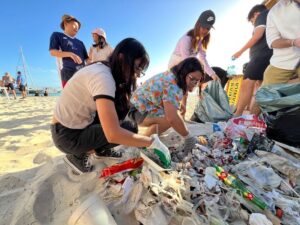 Visitantes dejan las playas de Cancún llenas de vidrios y botellas