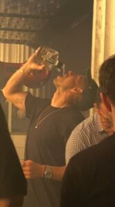 "Chicharito" Hernández sorprende al mundo: ¡Su foto bebiendo tequila se vuelve viral!