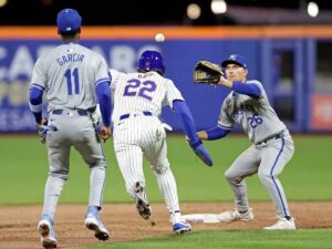 Mets apagan el fuego de Reales; Baty impulsa dos carreras