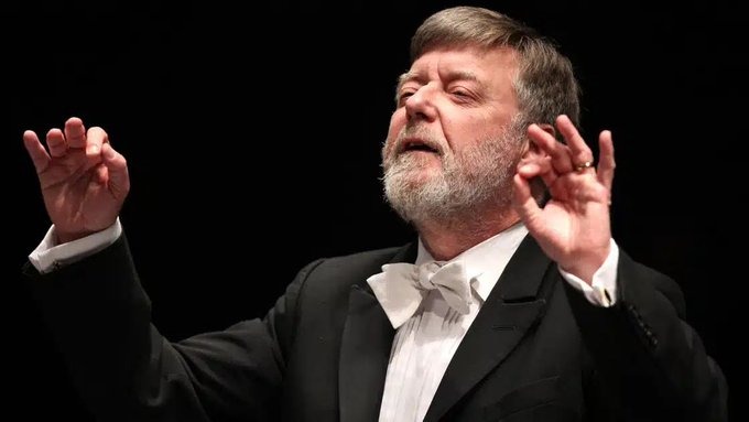 Muere Andrew Davis, reconocido director de orquesta británico a los 80 años.