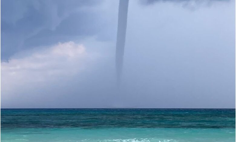 Expectación por tromba marina que se registra frente a costas de Quintana Roo