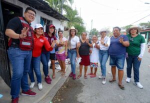 Con firme compromiso camina Ana Paty en el tianguis de la 103