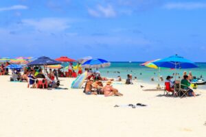 Brindan protección a turistas en zona de playas