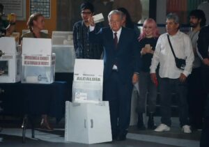 Acuden el presidente López Obrador y Beatriz Gutiérrez a emitir su voto