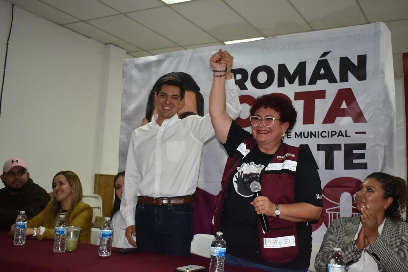 Celebran Román y Maythé Méndez triunfo en Tecate