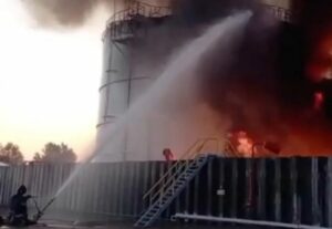 Rusia, incapaz de controlar incendio refinería atacada por Ucrania