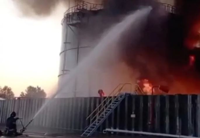 Rusia, incapaz de controlar incendio refinería atacada por Ucrania