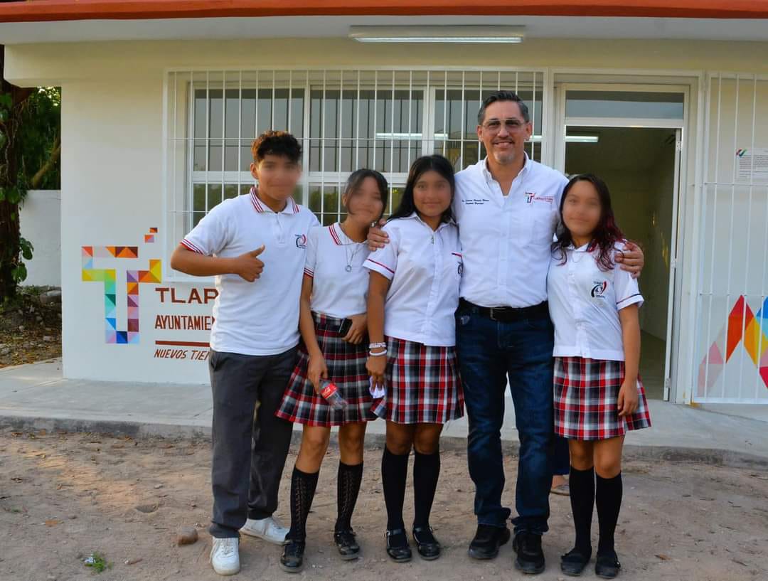 Salvador Murrieta está comprometido con la educación en Tlpacoyan