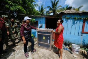 En La Ceiba, comunidad de Bacalar, la gobernadora de Quintana Roo, Mara Lezama, continuó atendiendo y resolviendo las necesidades de las familias afectadas por las inundaciones ocasionadas por las lluvias que cayeron sobre la región.