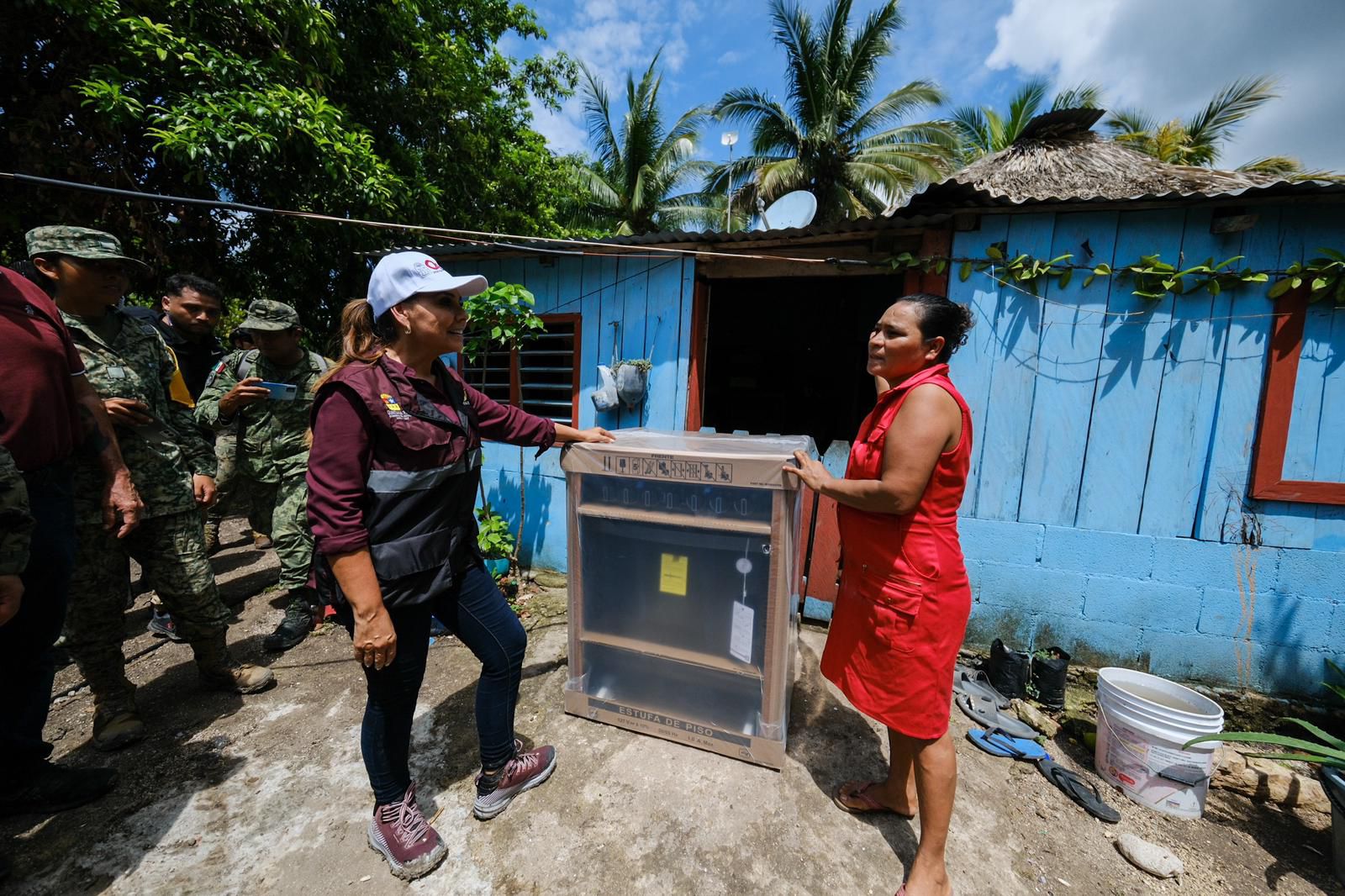 En La Ceiba, comunidad de Bacalar, la gobernadora de Quintana Roo, Mara Lezama, continuó atendiendo y resolviendo las necesidades de las familias afectadas por las inundaciones ocasionadas por las lluvias que cayeron sobre la región.