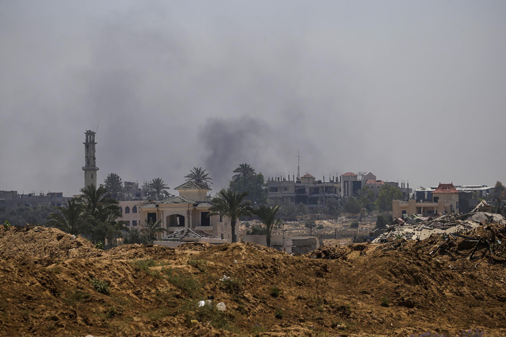 Israel continues military operations and air strikes in central Gaza