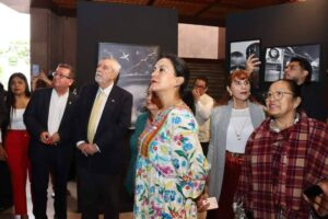 Alma Rosa de la Vega asiste a inauguración de exposición “Presencia del Che Guevara”