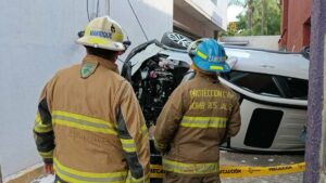 Adulta mayor cayó al vacío con su camioneta desde un segundo piso en Zapopan