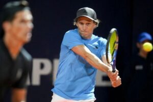 Diego Forlán se estrena en el tenis profesional con una derrota en casa