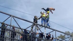 Sujeto se avienta desde un puente; se salva al caer sobre un camión (VIDEO)