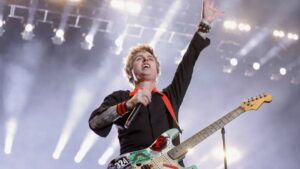 Green Day bromea con fan sobre el escenario del Corona Capital 2024