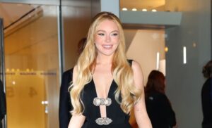 Lindsay Lohan se luce más bella y radiante que nunca con vestido traslúcido