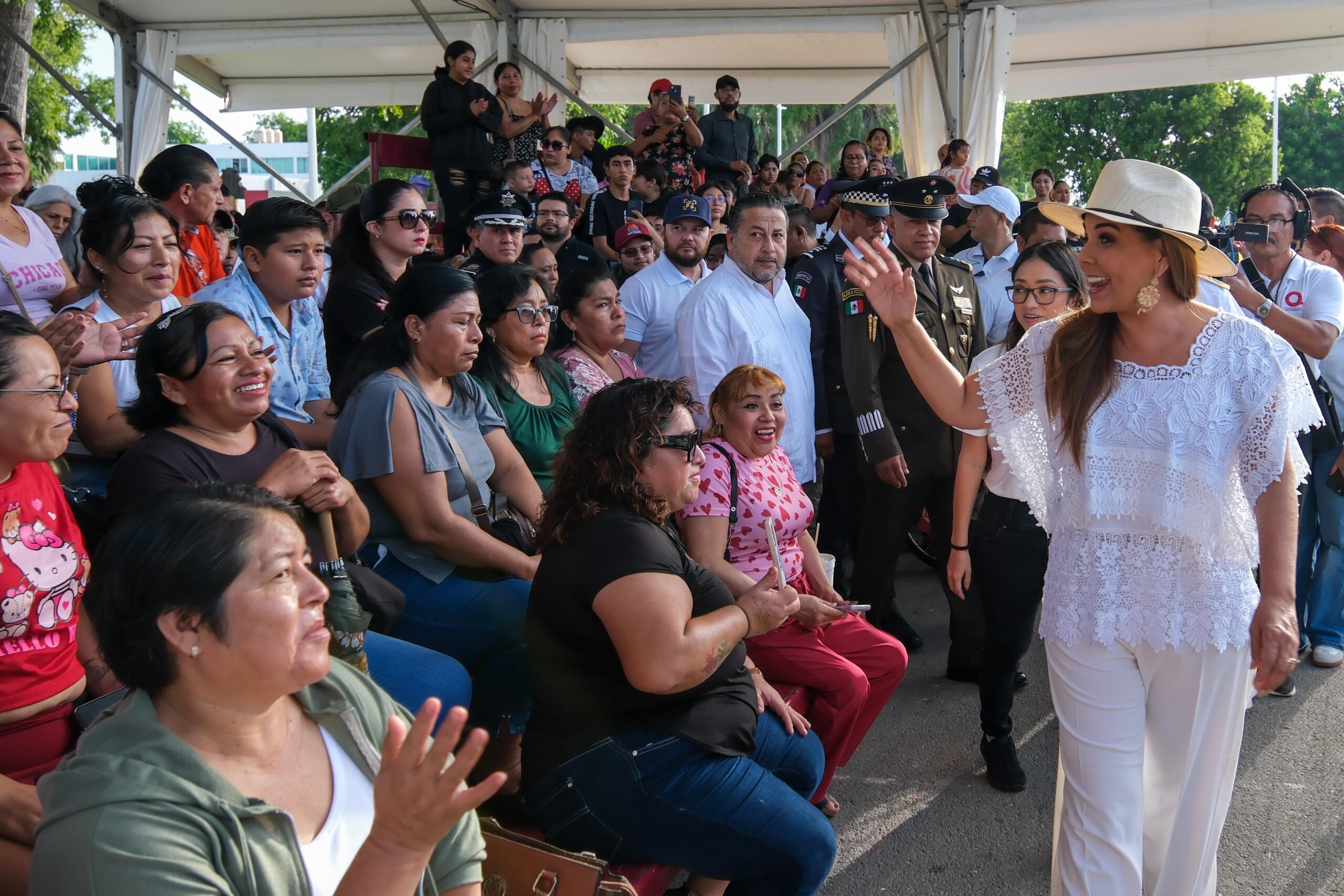 Acompañada de familias chetumaleñas, con alegría y gran orgullo patrio, Mara Lezama disfruta el desfile por el 114 aniversario de la Revolución Mexicana