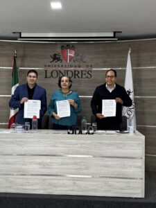 Alex Pérez atestigua firma de convenio entre Morena y la Universidad de Londres Querétaro