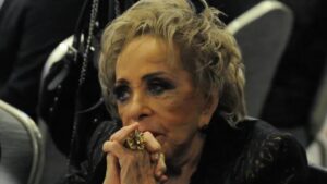 Alejandra Guzmán fue captada saliendo de la casa de Silvia Pinal un día antes de que fuera hospitalizada