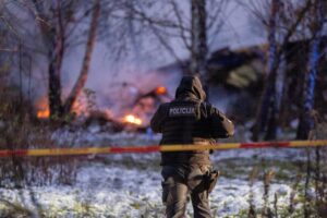 El momento en el que un avión de carga se estrelló en una zona residencial cerca de la capital de Lituania