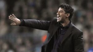 Frank Rijkaard se suma a candidatos para dirigir a Chivas