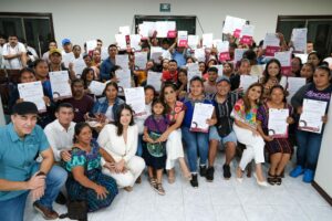 Después de 42 años de incertidumbre, Mara Lezama entrega 44 títulos de propiedad a habitantes de Mayabalam y Kuchumatán