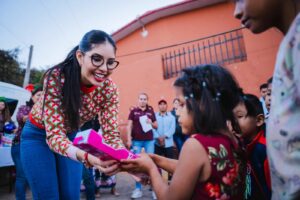 Geraldine Ponce regala sonrisas en comunidades de Tepic